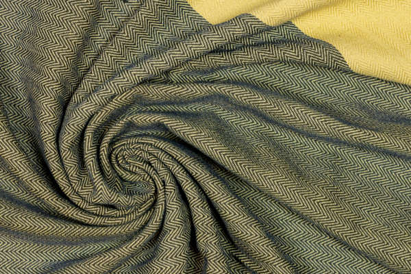 Echarpe de portage Vegan avec des teintures 100% végétales. 0% Greenwashing. Coton bio, tissage traditionnel à la main en Inde. L'écharpe de portage MamaNuka pour porter votre bébé en étant eco responsable. Achat en Suisse