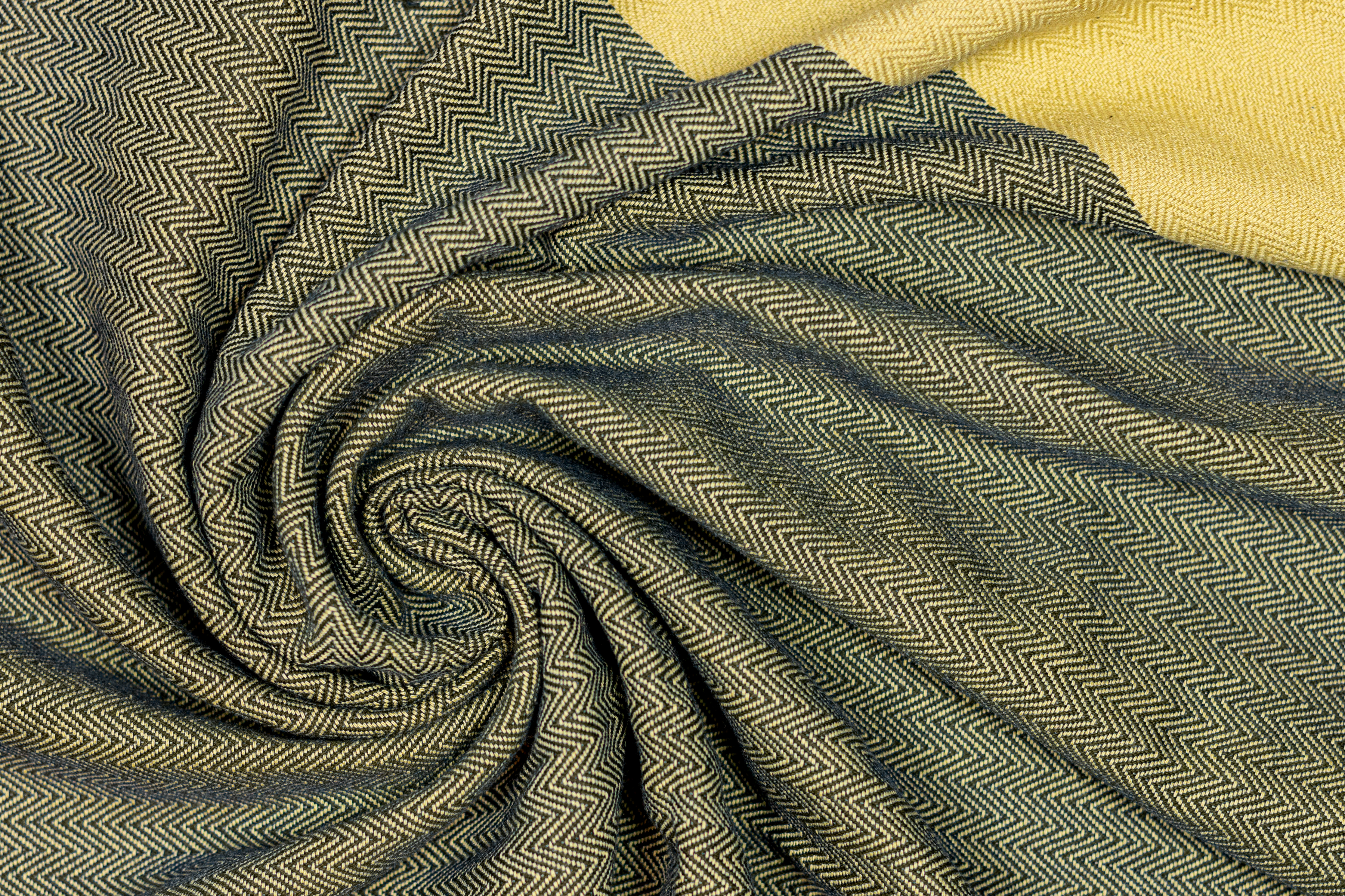 vegan_echarpe_portage_physiologique_naturel_ethique_physio_achat_suisse_kangourou_portage (1) Echarpe de portage Vegan avec des teintures 100% végétales. 0% Greenwashing. Coton bio, tissage traditionnel à la main en Inde. L'écharpe de portage MamaNuka pour porter votre bébé en étant eco responsable. Achat en Suisse