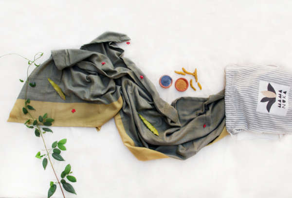 Echarpe de portage Vegan avec des teintures 100% végétales. 0% Greenwashing. Coton bio, tissage traditionnel à la main en Inde. L'écharpe de portage MamaNuka pour porter votre bébé en étant eco responsable. Achat en Suisse