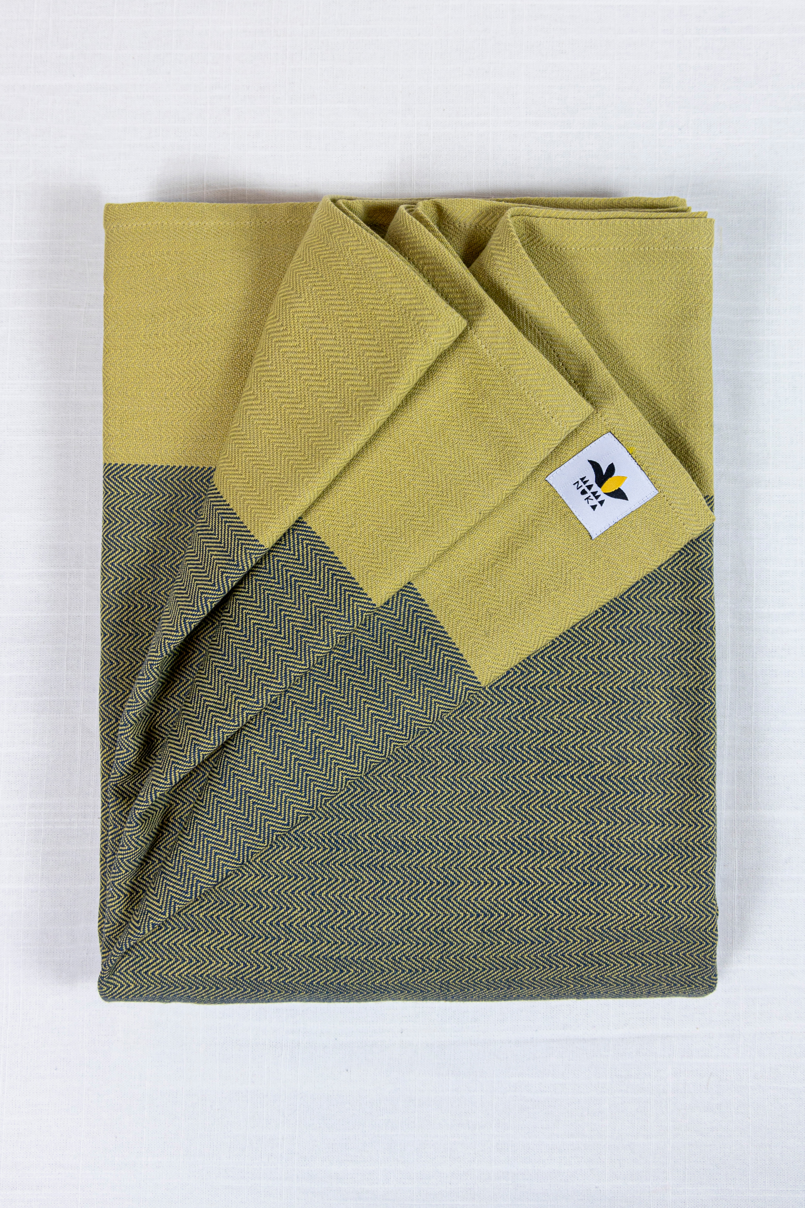 vegan_echarpe_portage_physiologique_naturel_ethique_physio_achat_suisse_kangourou_portage (3) Echarpe de portage Vegan avec des teintures 100% végétales. 0% Greenwashing. Coton bio, tissage traditionnel à la main en Inde. L'écharpe de portage MamaNuka pour porter votre bébé en étant eco responsable. Achat en Suisse
