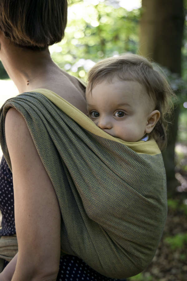 Echarpe de portage Vegan avec des teintures 100% végétales. 0% Greenwashing. Coton bio, tissage traditionnel à la main en Inde. L'écharpe de portage MamaNuka pour porter votre bébé en étant eco responsable. Achat en Suisse