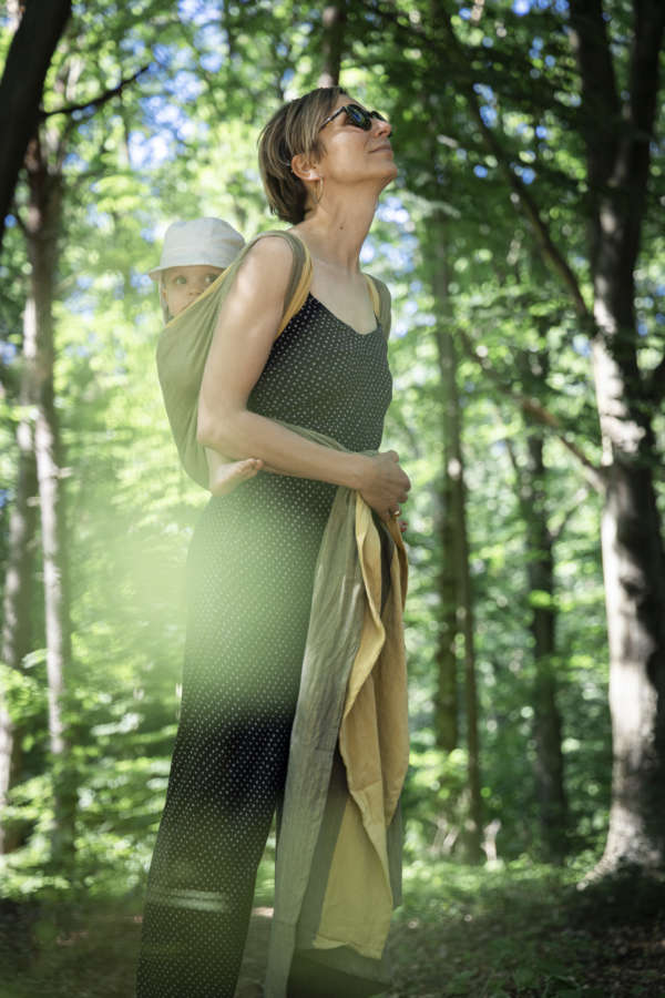 Echarpe de portage Vegan avec des teintures 100% végétales. 0% Greenwashing. Coton bio, tissage traditionnel à la main en Inde. L'écharpe de portage MamaNuka pour porter votre bébé en étant eco responsable. Achat en Suisse