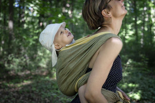 Echarpe de portage Vegan avec des teintures 100% végétales. 0% Greenwashing. Coton bio, tissage traditionnel à la main en Inde. L'écharpe de portage MamaNuka pour porter votre bébé en étant eco responsable. Achat en Suisse