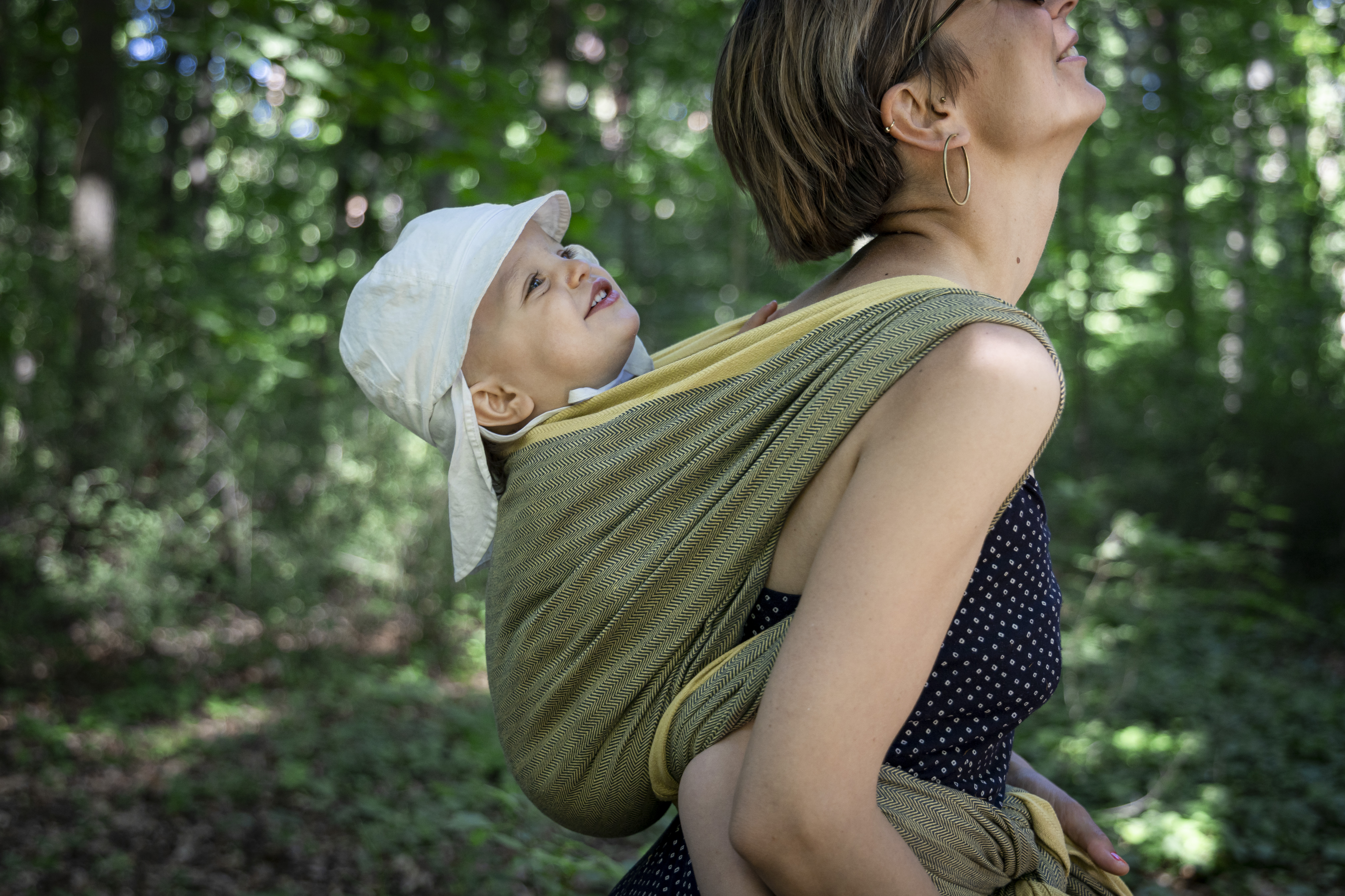 vegan_echarpe_portage_physiologique_naturel_ethique_physio_achat_suisse_kangourou_portage (6) Echarpe de portage Vegan avec des teintures 100% végétales. 0% Greenwashing. Coton bio, tissage traditionnel à la main en Inde. L'écharpe de portage MamaNuka pour porter votre bébé en étant eco responsable. Achat en Suisse