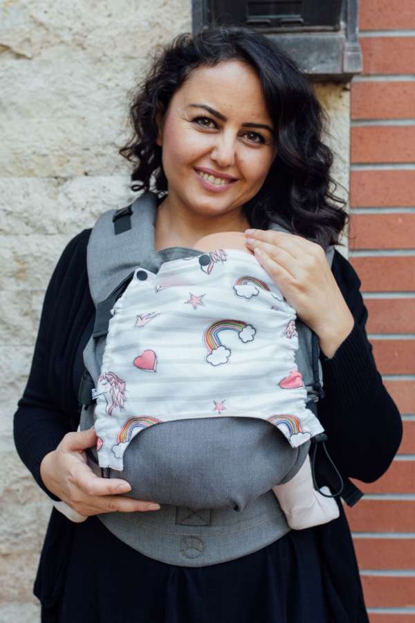 Porte bébé pour porter dès la naissance. Avec le nekoswitch, un portage physiologique de 0 à 2 ans