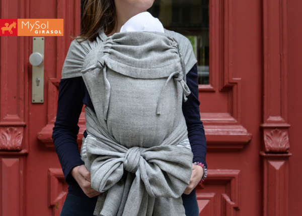 Porte bébé hybride, ceinture à clips et bretelles à nouer. Pour porter dès la naissance de façon physiologique. Avec le wrapmysol de Girasol. De 0 à 3 ans. Achat en Suisse chez jeteporte à Romont, fribourg