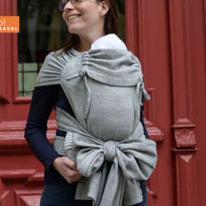 Porte bébé hybride, ceinture à clips et bretelles à nouer. Pour porter dès la naissance de façon physiologique. Avec le wrapmysol de Girasol. De 0 à 3 ans. Achat en Suisse chez jeteporte à Romont, fribourg