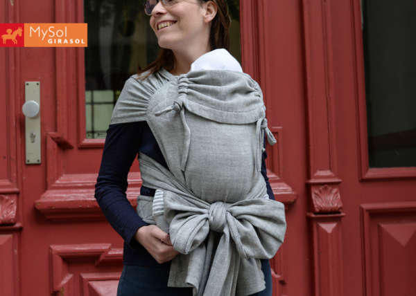 Porte bébé hybride, ceinture à clips et bretelles à nouer. Pour porter dès la naissance de façon physiologique. Avec le wrapmysol de Girasol. De 0 à 3 ans. Achat en Suisse chez jeteporte à Romont, fribourg