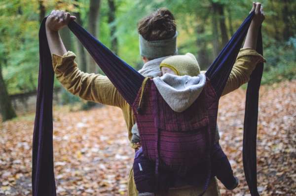 Porte bébé hybride, ceinture à clips et bretelles à nouer. Pour porter dès la naissance de façon physiologique. Avec le wrapmysol de Girasol. De 0 à 3 ans. Achat en Suisse chez jeteporte à Romont, fribourg