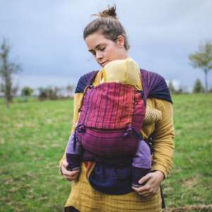 Porte bébé hybride, ceinture à clips et bretelles à nouer. Pour porter dès la naissance de façon physiologique. Avec le wrapmysol de Girasol. De 0 à 3 ans. Achat en Suisse chez jeteporte à Romont, fribourg