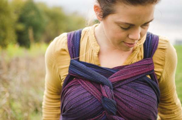 Porte bébé hybride, ceinture à clips et bretelles à nouer. Pour porter dès la naissance de façon physiologique. Avec le wrapmysol de Girasol. De 0 à 3 ans. Achat en Suisse chez jeteporte à Romont, fribourg