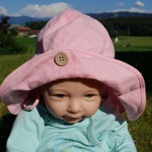 Chapeau anti Uv naturel de Manymonths! Grâce au chanvre, votre bébé sera protéger du soleil avec la protection nuque et visage! Livraison en Suisse