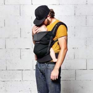 Porte bébé préformé hoodie carrier de Love and Radius pour porter bébé