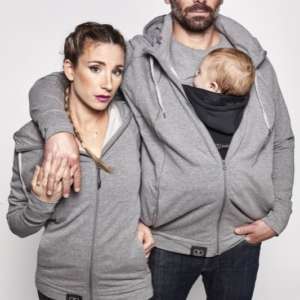 Le sweat du parent gris comme jaquette de portage de Love and Radius