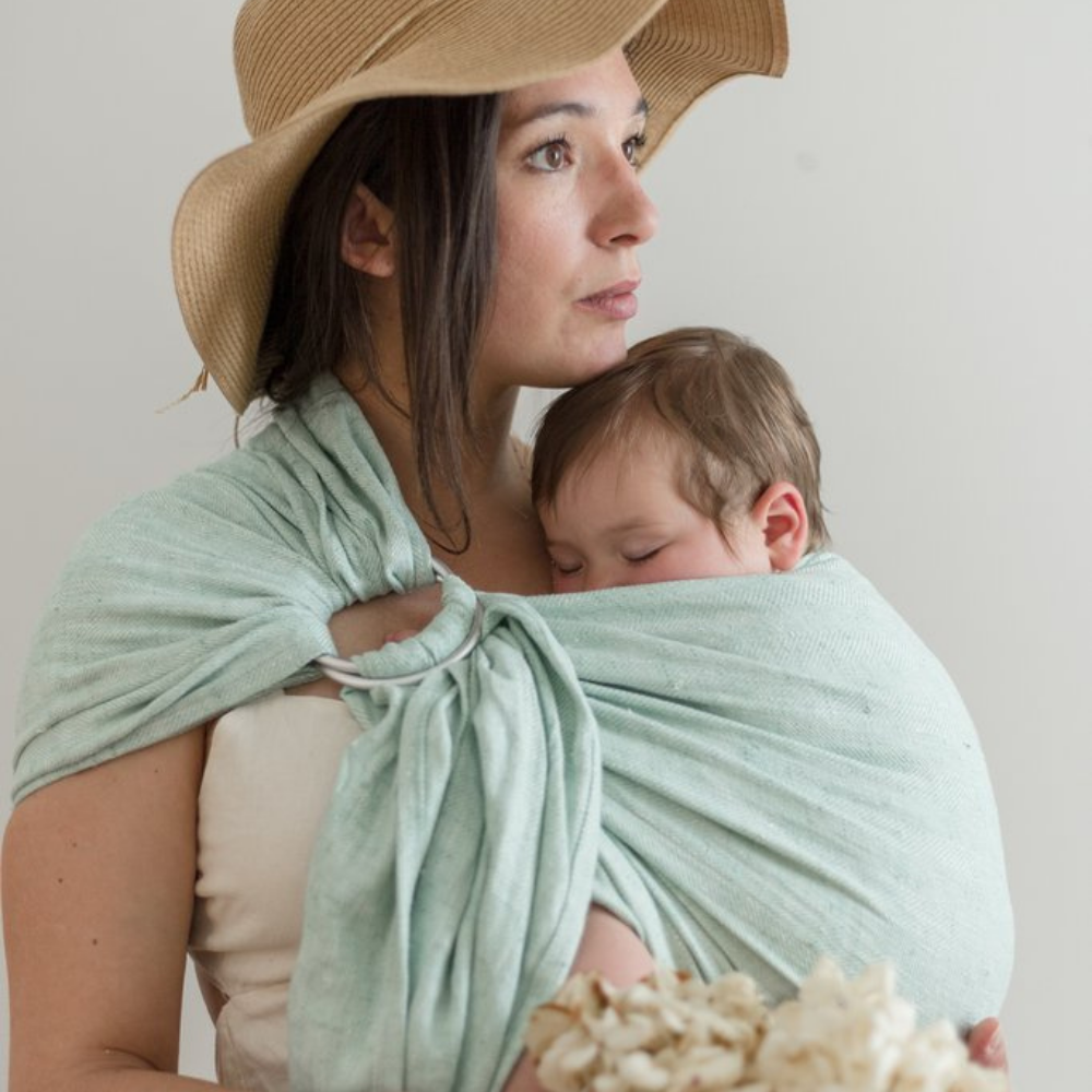 Sling en lin vert pâle bud&blossom-sling-portage-lin-porter-bébé