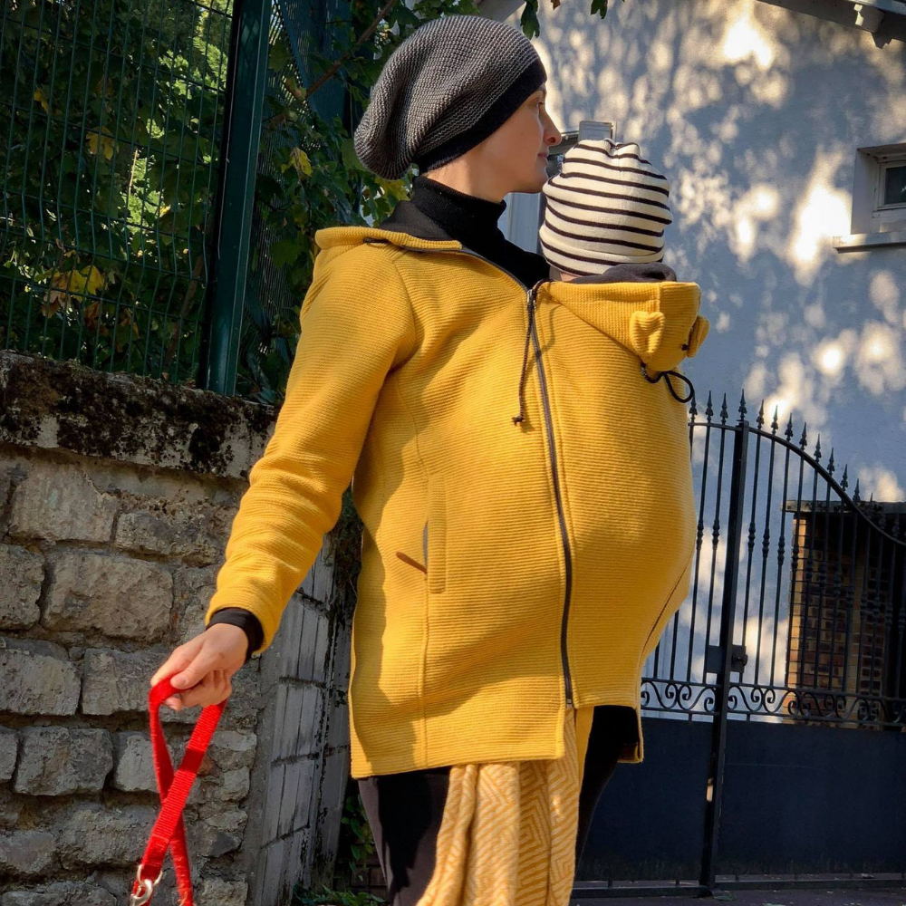 veste de portage maman bébé en laine jaune moutarde