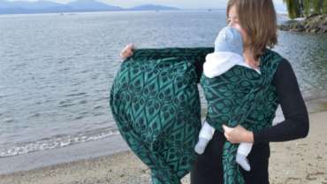 Porter son bébé dans une écharpe de portage. Mes conseils pour respecter la physiologie du bébé