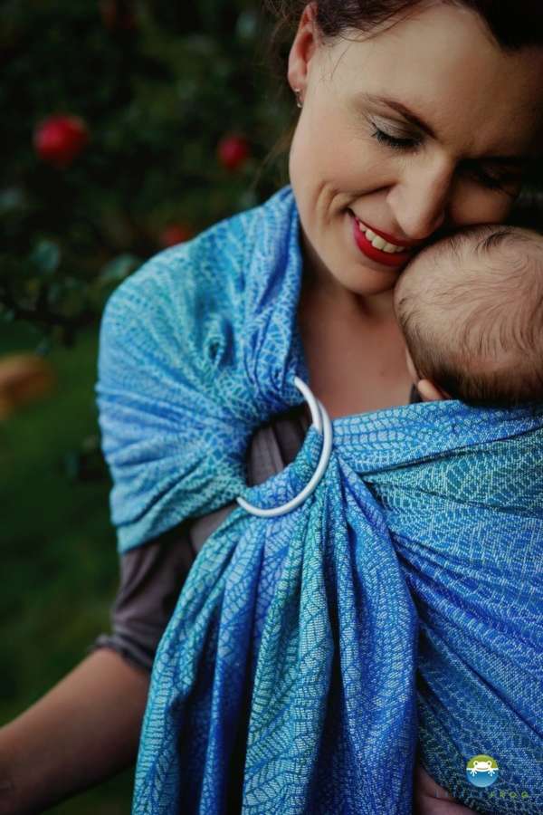 Portez votre bébé en sling de portage en lin, pour porter l'été! Idéal au quotidien pour porter, allaiter, aussi pour bébé prématuré. Le sling de little frog