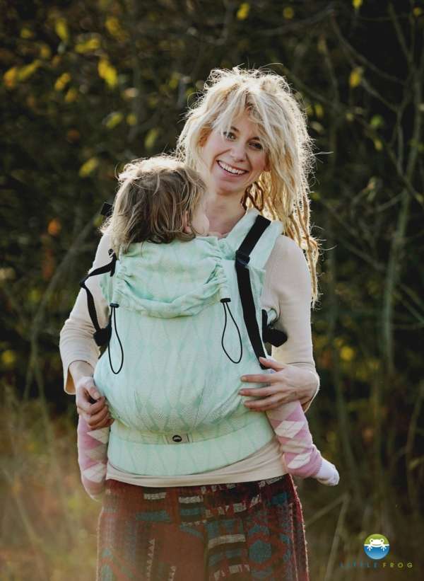 Porter un enfant de 2-5 ans dans un porte bébé physiologique. Pour faire des balade avec votre enfant. Le porte bébé XL toddler de little frog
