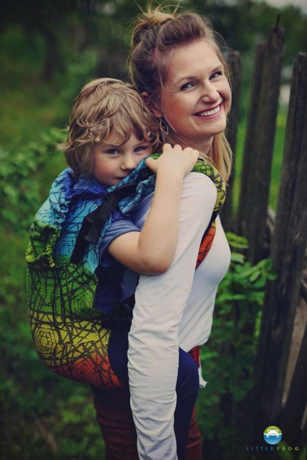 Porter un enfant de 2-5 ans dans un porte bébé physiologique. Pour faire des balade avec votre enfant. Le porte bébé XL toddler de little frog