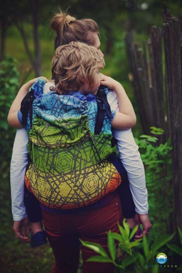 Porter un enfant de 2-5 ans dans un porte bébé physiologique. Pour faire des balade avec votre enfant. Le porte bébé XL toddler de little frog