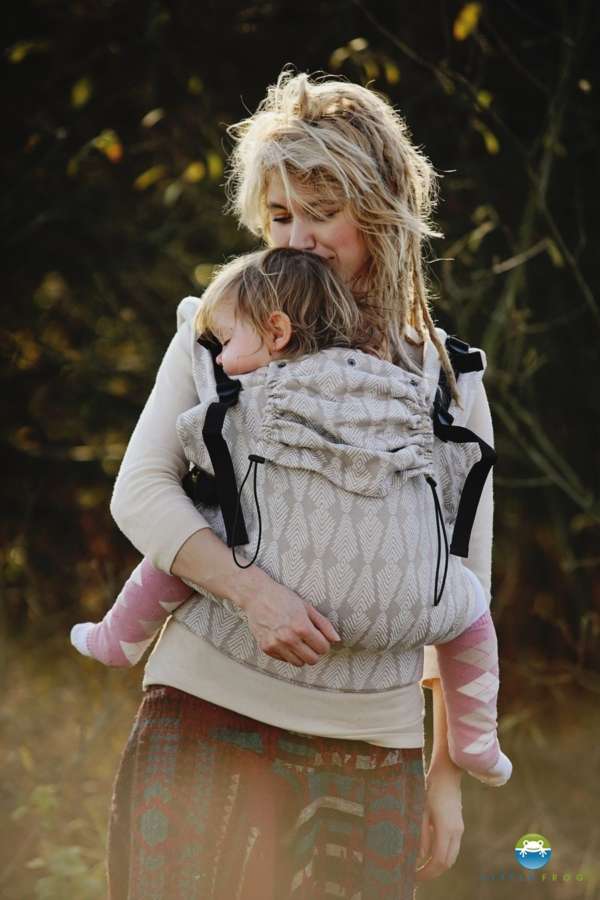 Porter un enfant de 2-5 ans dans un porte bébé physiologique. Pour faire des balade avec votre enfant. Le porte bébé XL toddler de little frog
