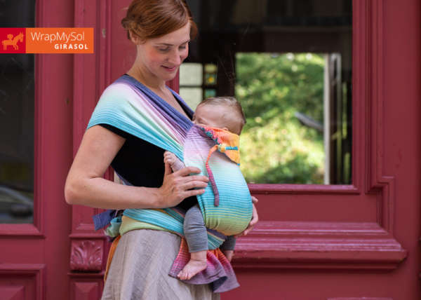 Porter son bébé dès la naissance avec le wrapmysol de Girasol. Un porte bébé physiologique et évolutif.