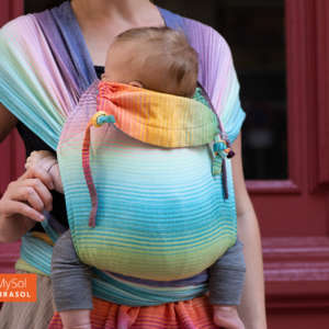 Porter son bébé dès la naissance avec le wrapmysol de Girasol. Un porte bébé physiologique et évolutif.