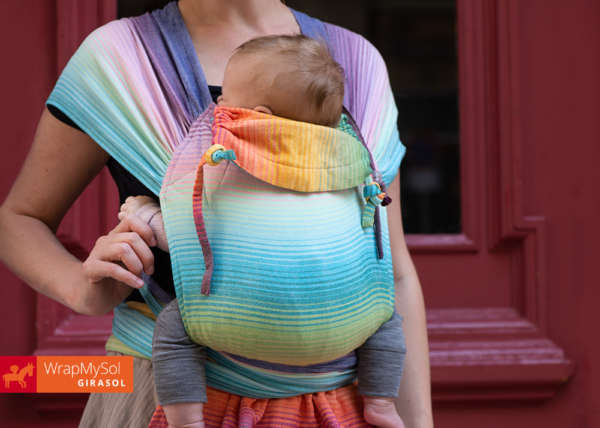 Porter son bébé dès la naissance avec le wrapmysol de Girasol. Un porte bébé physiologique et évolutif.