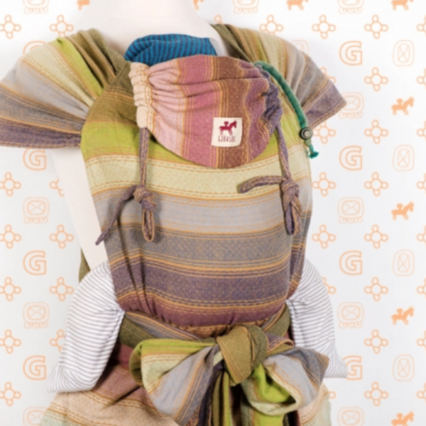 Porte bébé hybride, ceinture à clips et bretelles à nouer. Pour porter dès la naissance de façon physiologique. Avec le wrapmysol de Girasol. De 0 à 3 ans. Achat en Suisse chez jeteporte à Romont, fribourg