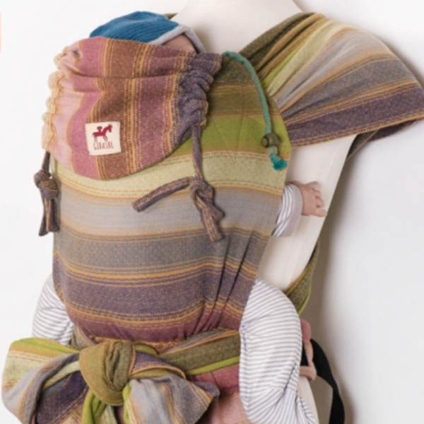 Porte bébé hybride, ceinture à clips et bretelles à nouer. Pour porter dès la naissance de façon physiologique. Avec le wrapmysol de Girasol. De 0 à 3 ans. Achat en Suisse chez jeteporte à Romont, fribourg