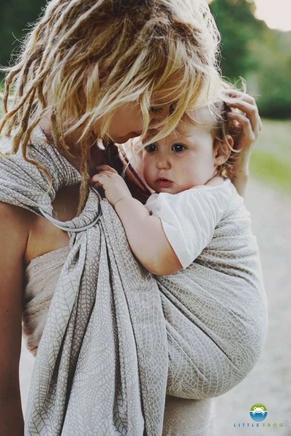 Portez votre bébé en sling de portage. Idéal au quotidien pour porter, allaiter, aussi pour bébé prématuré. Le sling de little frog