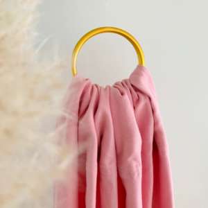 Le sling de portage Suisse de la marque Joli Nous. 100% coton bio Gots et oeko-tex, pour porter votre bébé de façon physiologique