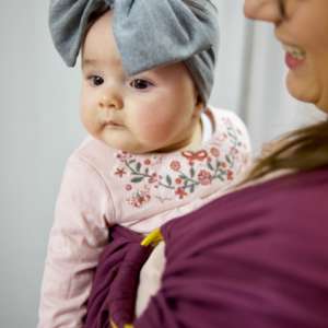 Le sling de portage Suisse de la marque Joli Nous. 100% coton bio Gots et oeko-tex, pour porter votre bébé de façon physiologique