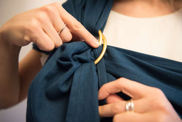 Le sling de portage Suisse de la marque Joli Nous. 100% coton bio Gots et oeko-tex, pour porter votre bébé de façon physiologique