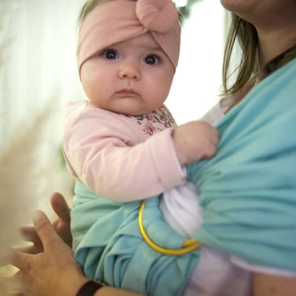 Le sling de portage Suisse de la marque Joli Nous. 100% coton bio Gots et oeko-tex, pour porter votre bébé de façon physiologique