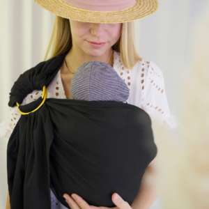 Le sling de portage Suisse de la marque Joli Nous. 100% coton bio Gots et oeko-tex, pour porter votre bébé de façon physiologique