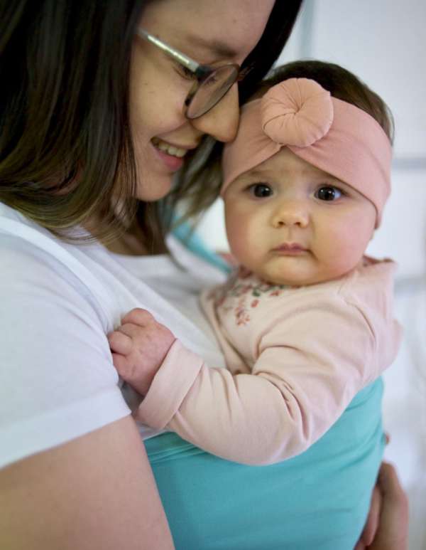 Le sling de portage Suisse de la marque Joli Nous. 100% coton bio Gots et oeko-tex, pour porter votre bébé de façon physiologique