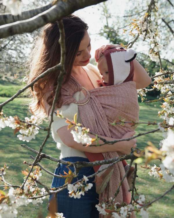 sling de portage en lin de Bud&Blossom. Pour porter votre bébé en été, le lin régule la chaleur. Livraison rapide en Suisse