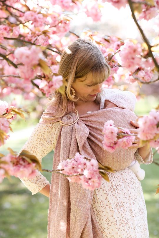 sling de portage en lin de Bud&Blossom. Pour porter votre bébé en été, le lin régule la chaleur. Livraison rapide en Suisse