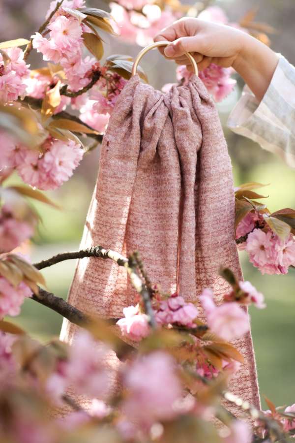 sling de portage en lin de Bud&Blossom. Pour porter votre bébé en été, le lin régule la chaleur. Livraison rapide en Suisse