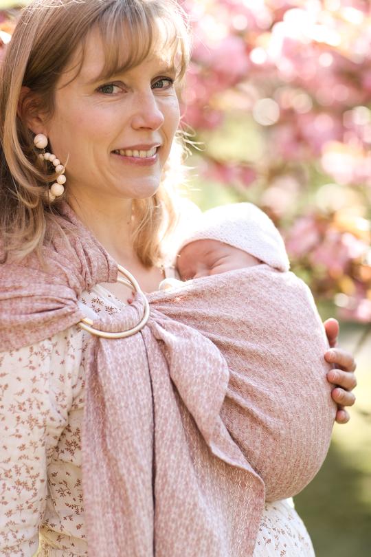 sling de portage en lin de Bud&Blossom. Pour porter votre bébé en été, le lin régule la chaleur. Livraison rapide en Suisse