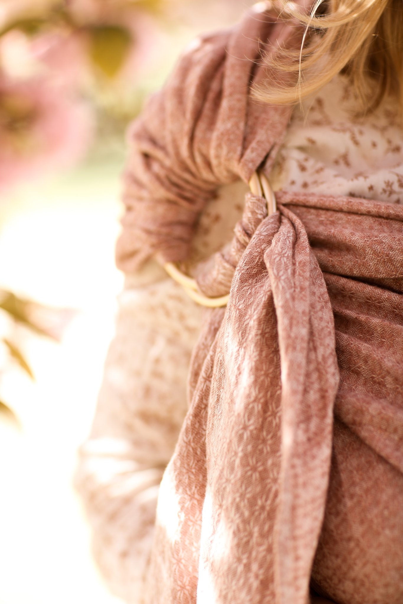 sling_portage_physiologique_bud_blossom_cherry_blossom_suisse (8) sling de portage en lin de Bud&Blossom. Pour porter votre bébé en été, le lin régule la chaleur. Livraison rapide en Suisse