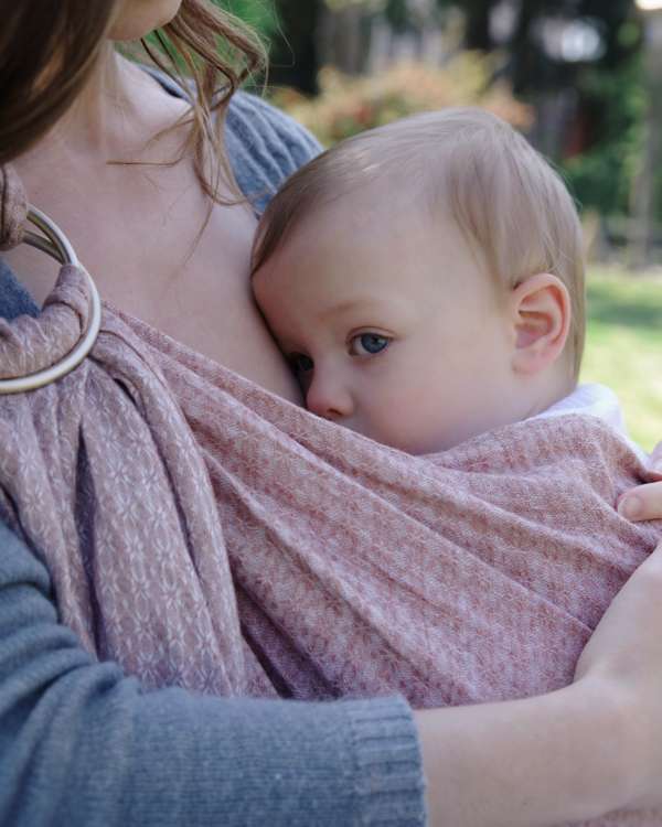 sling de portage en lin de Bud&Blossom. Pour porter votre bébé en été, le lin régule la chaleur. Livraison rapide en Suisse