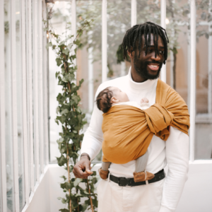 sling de portage en lin de Bud&Blossom. Pour porter votre bébé en été, le lin régule la chaleur. Livraison rapide en Suisse