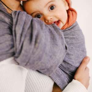 sling de portage en lin de Bud&Blossom. Pour porter votre bébé en été, le lin régule la chaleur. Livraison rapide en Suisse