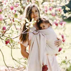 sling de portage en lin de Bud&Blossom. Pour porter votre bébé en été, le lin régule la chaleur. Livraison rapide en Suisse