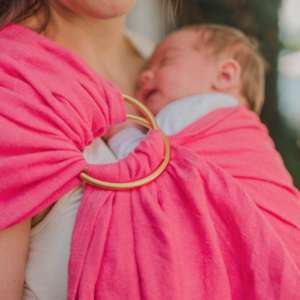 Le sling de portage en lin Suisse de la marque Joli Nous. 100% coton bio Gots et oeko-tex, pour porter votre bébé de façon physiologique