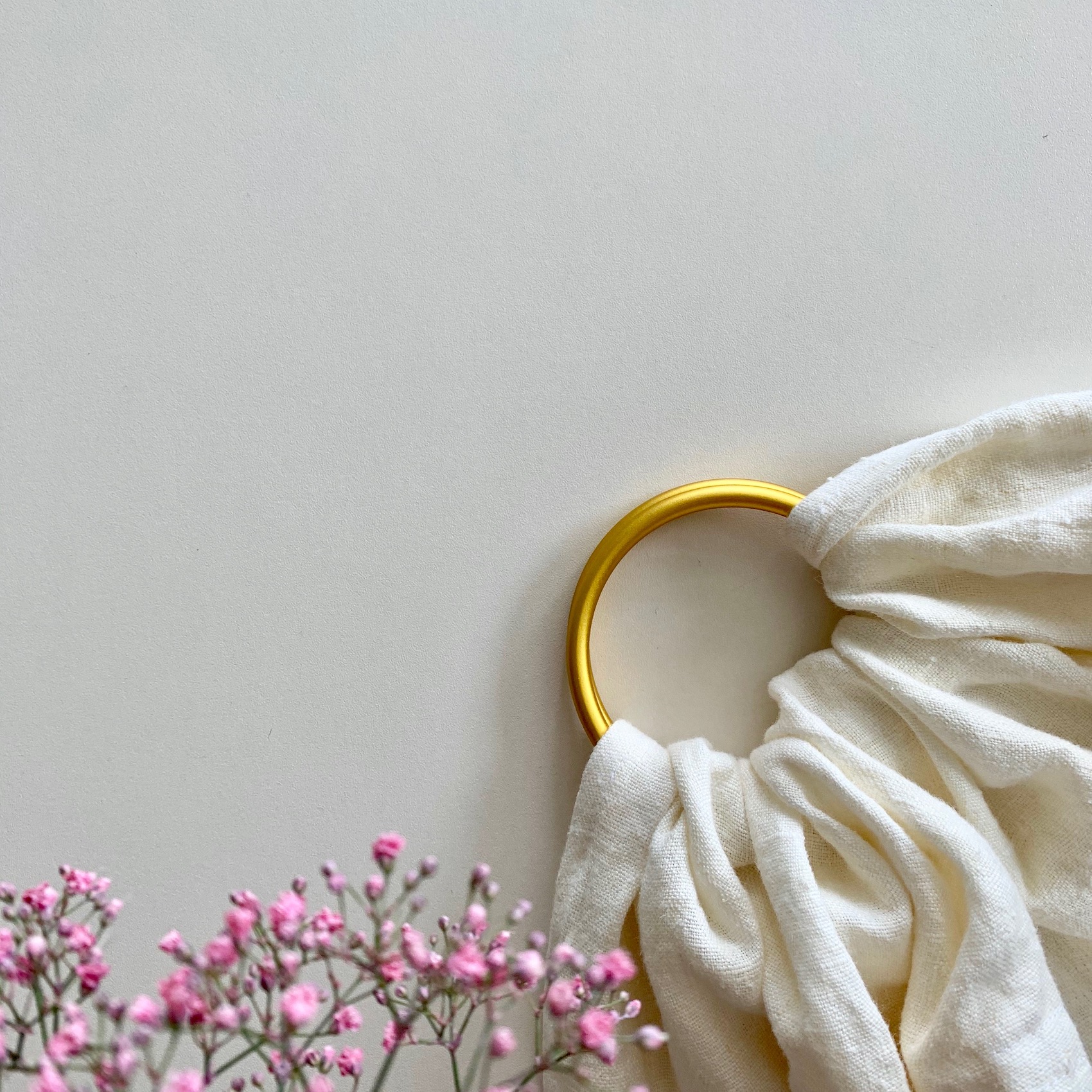 sling_de_portage_lin_lavé_bio_porter_bébé_joli_nous_marque_suisse_physiologique (16) Le sling de portage en lin Suisse de la marque Joli Nous. 100% coton bio Gots et oeko-tex, pour porter votre bébé de façon physiologique