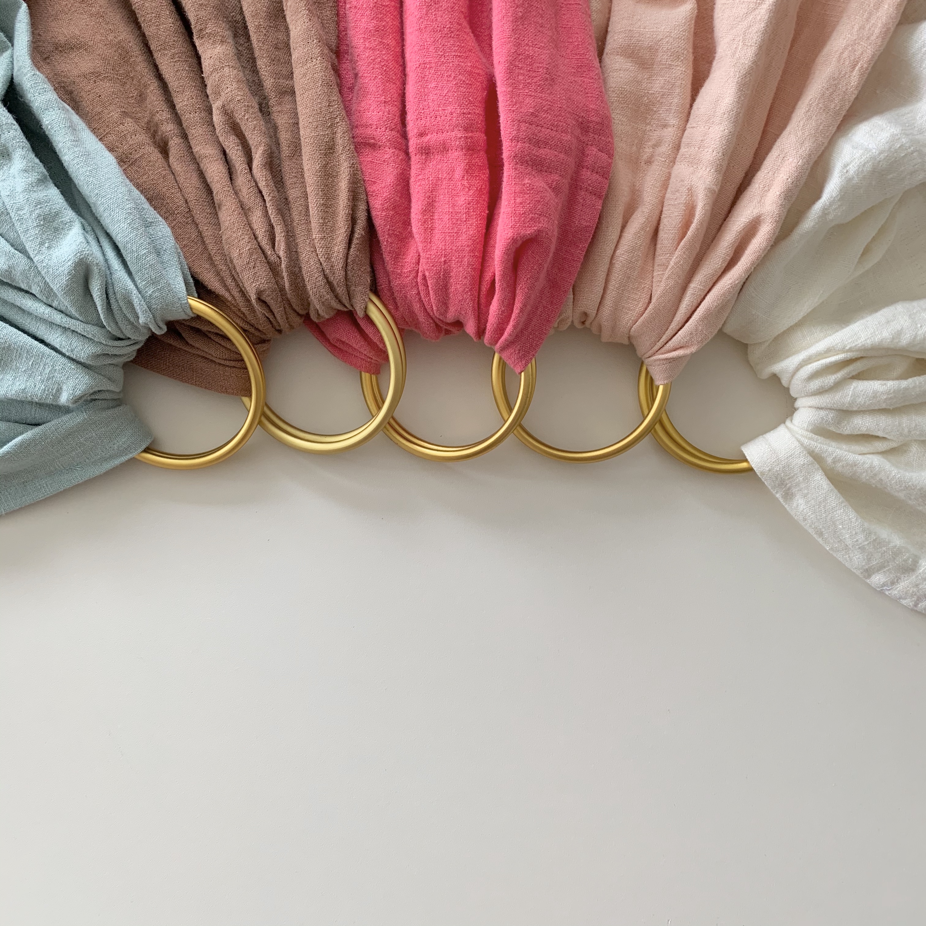 sling_de_portage_lin_lavé_bio_porter_bébé_joli_nous_marque_suisse_physiologique (3) Le sling de portage en lin Suisse de la marque Joli Nous. 100% coton bio Gots et oeko-tex, pour porter votre bébé de façon physiologique